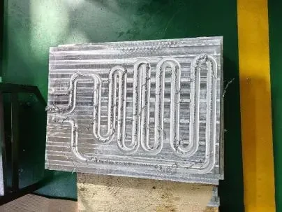 Water-cooled plate runner design Конструкция пластинчатых направляющих с водяным охлаждением