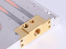 Выход охлаждающей пластины для жидкости