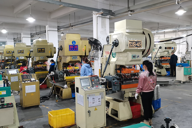 Процесс штамповки плавников