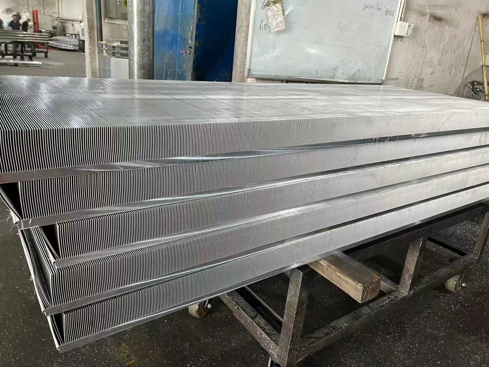 Высокая энергия Winshare Thermal Hase Energy Skived Fin The Deat Tipe Gatfine обеспечивает превосходное охлаждение для систем хранения энергии. Интеграция передовой технологии Skied FIN с высокоэффективными тепловыми трубами меди, этот радиатор обеспечивает оптимальное тепловое управление, повышение надежности и производительности системы в компактных, мощных приложениях.